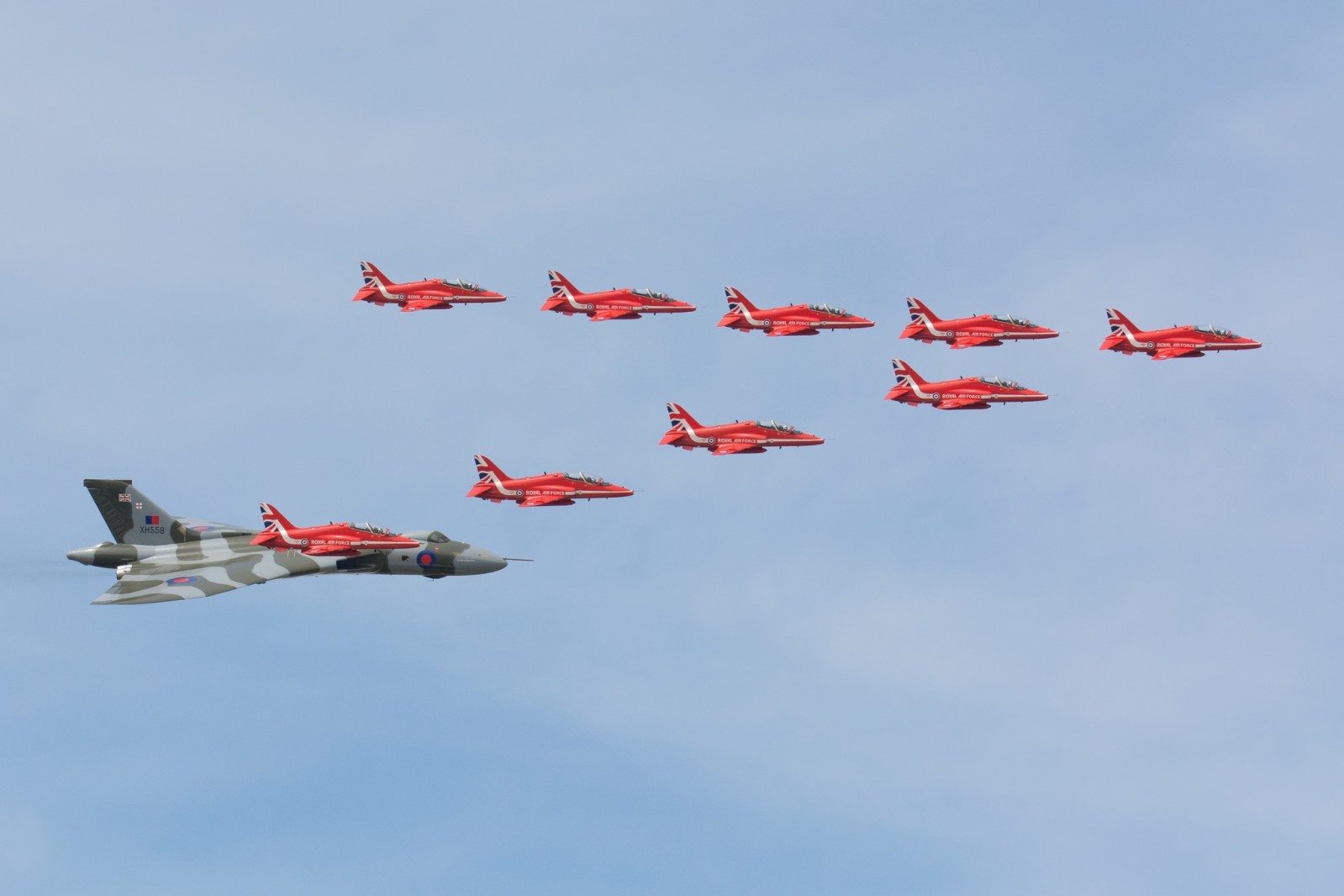 Vulcan XH558 &amp; Red Arrows